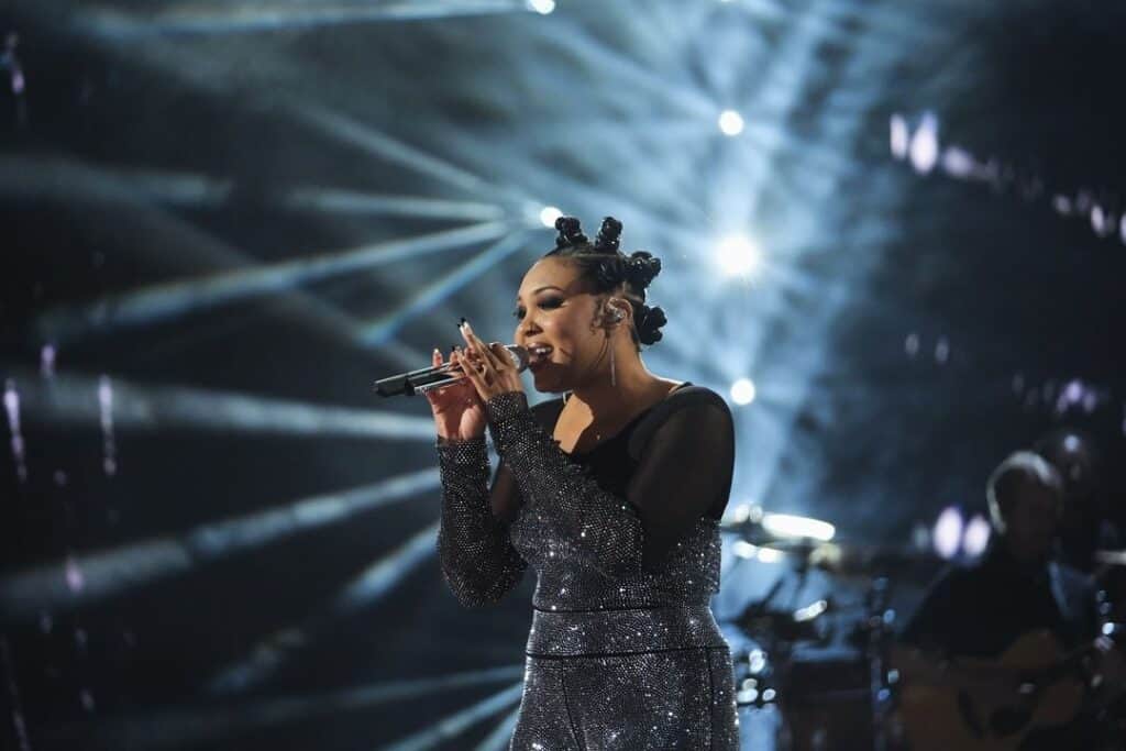 Jayna Elise performing on stage bantu knots (faith)